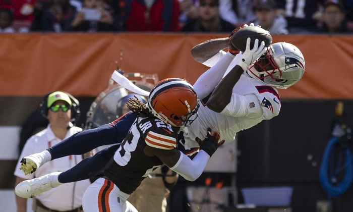 El receptor abierto de los New England Patriots, DeVante Parker, firma un contrato de tres años